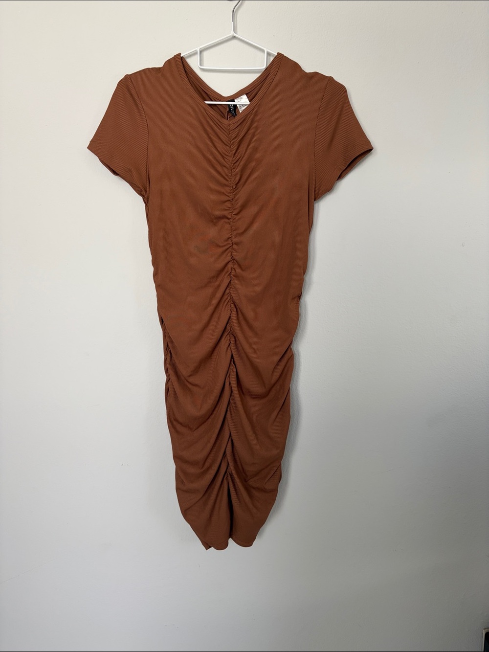 Divided-Ruched Short-Sleeve Midi Dress in Rust